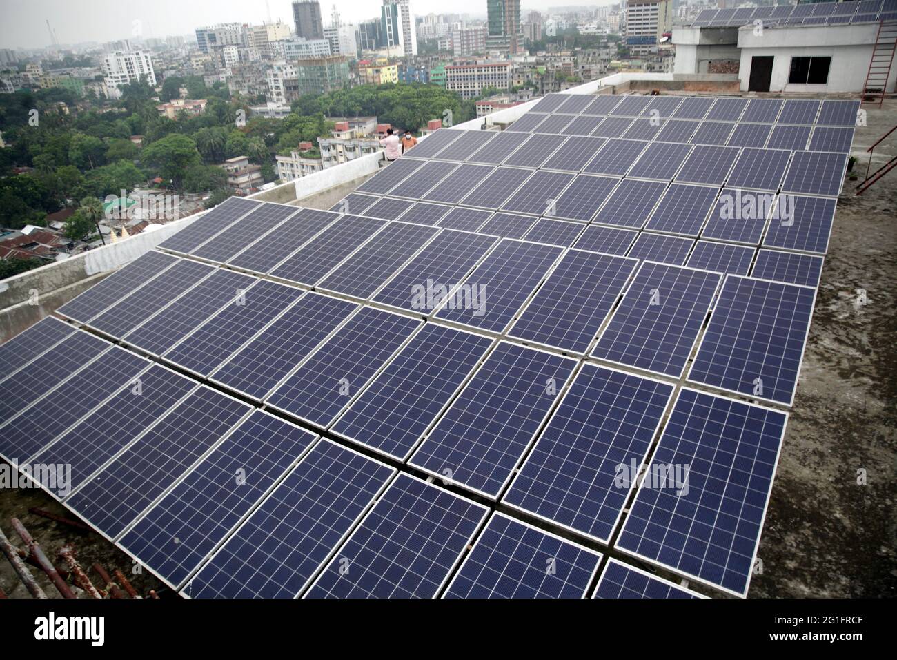 Jun 07 2021.Dhaka, bangladesch,Solarenergie trägt mehr neuen Strom ins Netz als jede andere Form von Energie – eine Leistung, die mehr von der eu angetrieben wird Stockfoto