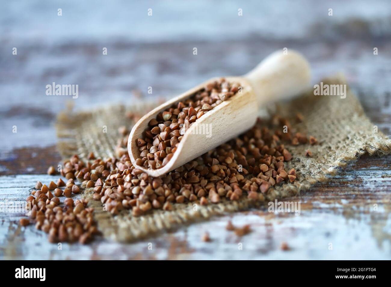 Roher Buchweizen in einem Holzspatel. Stockfoto