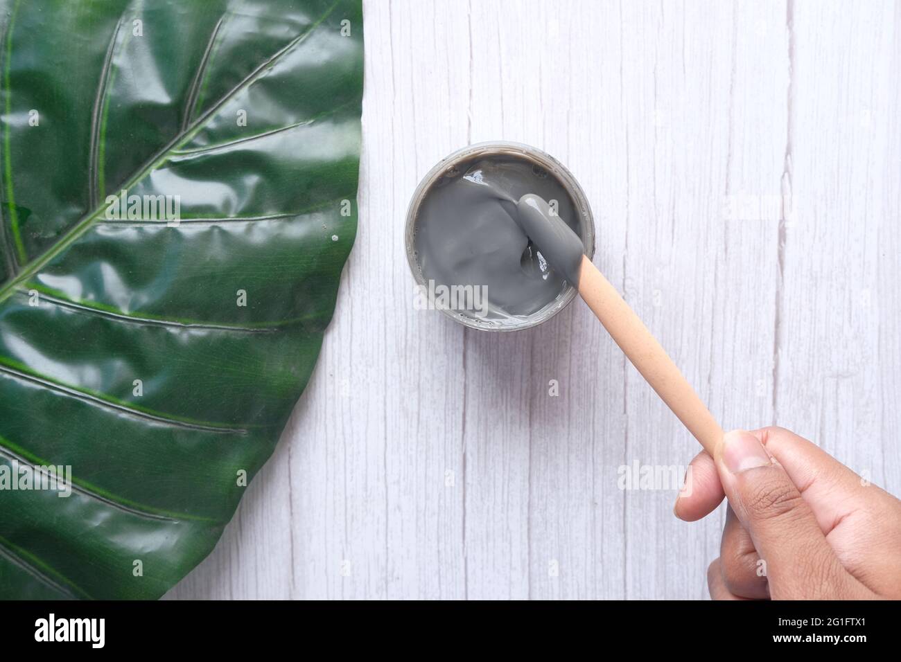 Bubble Clay Maske im Behälter auf weißem Hintergrund Stockfoto