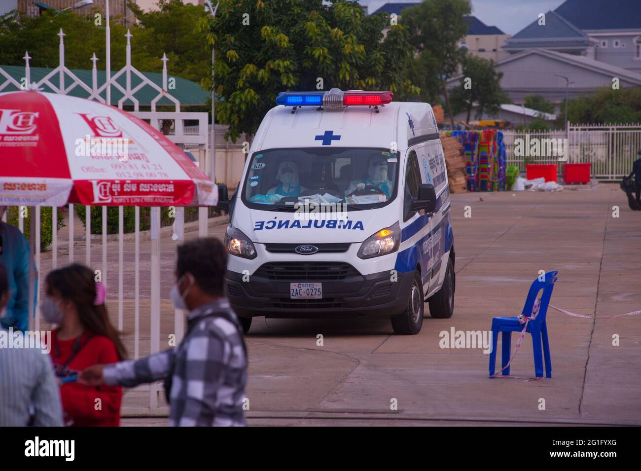 Phnom Penh, Kambodscha. 7. Juni 2021. Seit 3 Monaten kämpft Phnom Penh gegen einen COVID - 19-Anstieg. Ein Krankenwagen, bei dem beide EMTs vollständige PSA tragen, holt einen Coronavirus-positiven Patienten von einer Massenteststelle ab. Quelle: Kraig lieb / Alamy Live News Stockfoto