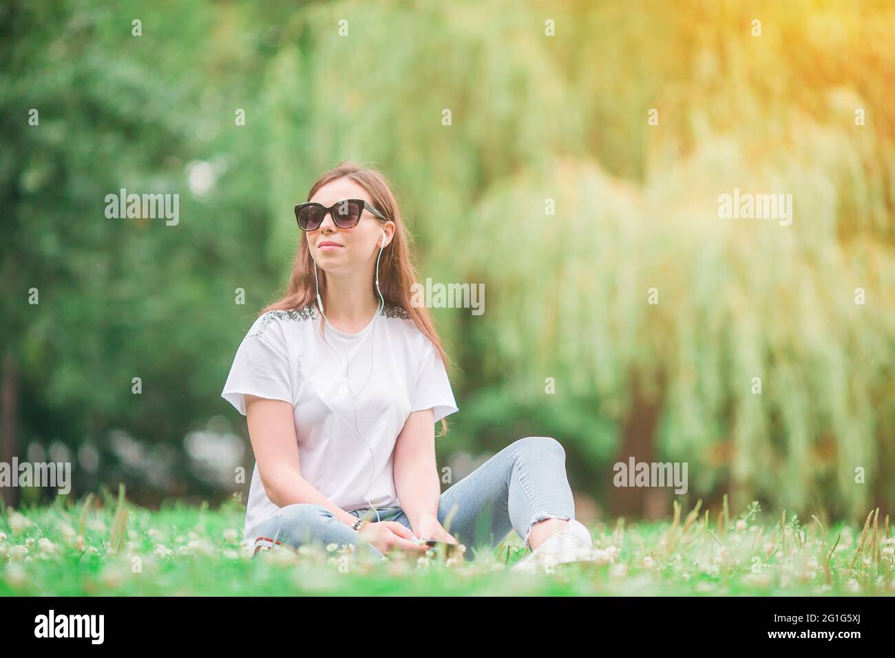 Happy Young Urban Frau trinkt Kaffee in der europäischen Stadt. Stockfoto