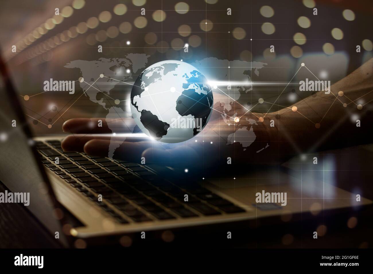 Earth Planet in der Hand vor dem Laptop. Konzept Web-Technologie Business-Hintergrund. internet-Anschluss und Kommunikation. Mixed Media Stockfoto
