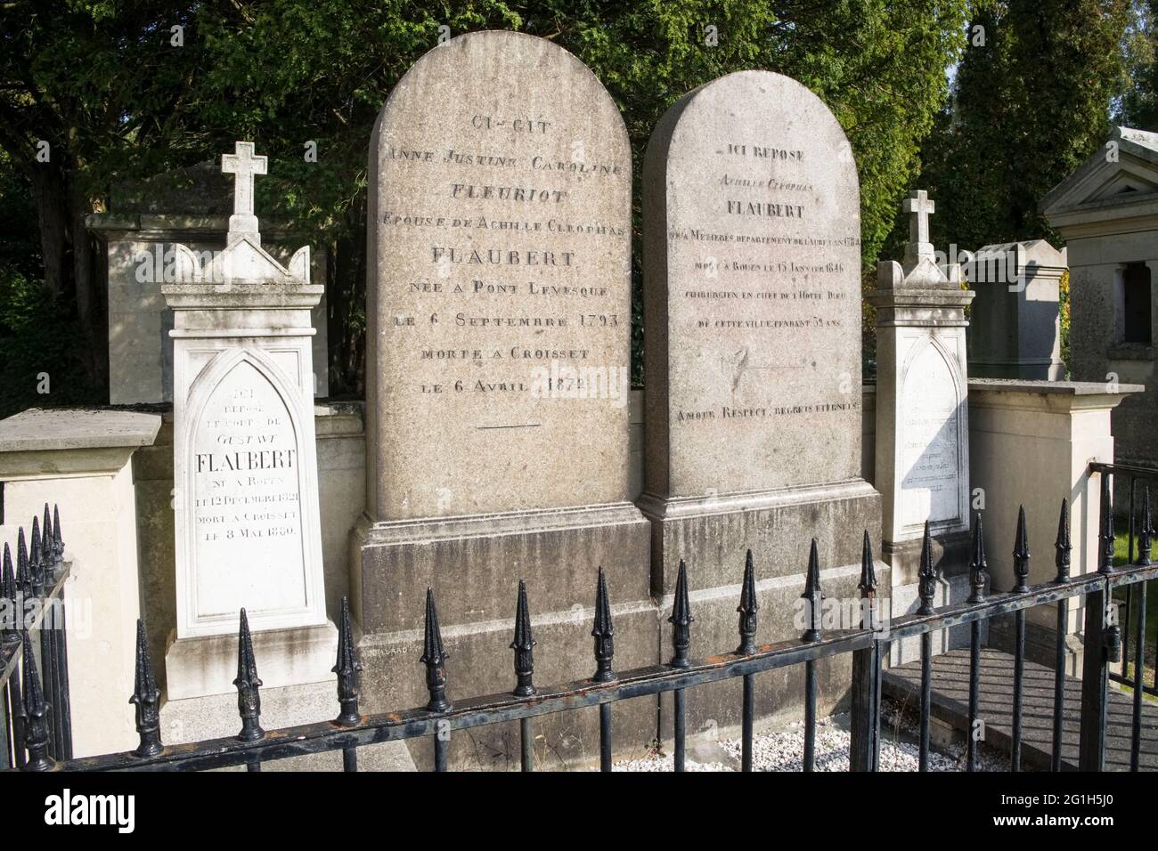 Friedhof Rouen Monumental (Normandie, Nordfrankreich): Gräber von Gustave Flaubert (links), seinen Eltern (Mitte) und ihrer Schwester Josephine Caroline (rechts Stockfoto