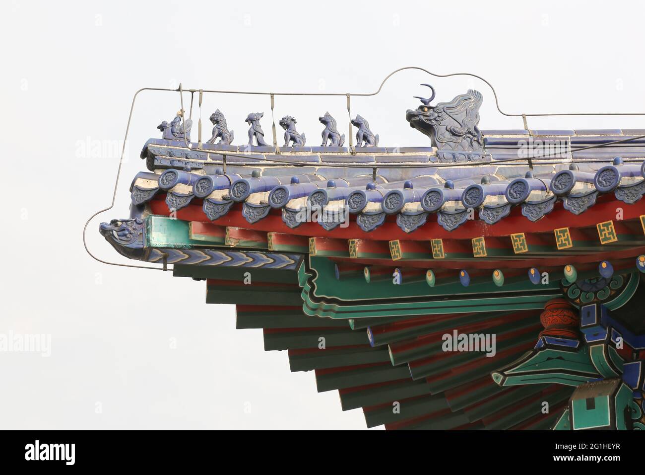 Dachwächterinnen über den Tempeln, Hallen und Palästen des Zhongshan Parks und der Verbotenen Stadt Peking, Peoples Rupublic of China. Stockfoto