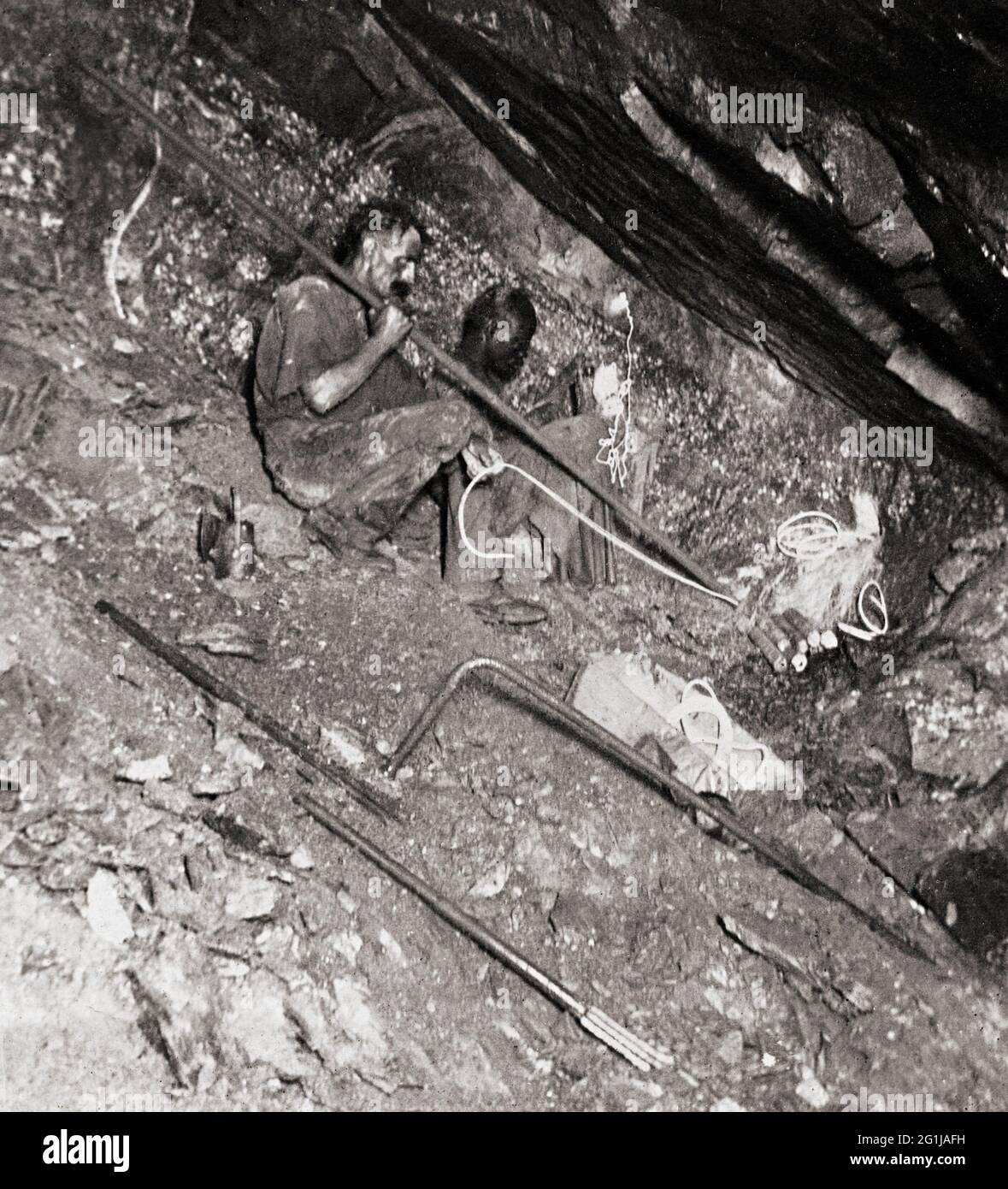 Weißer Bergmann mit schwarzem Mann bei der Vorbereitung einer Sprengstoffladung in der City & Suburban Gold Mine, Johannesburg, Südafrika Stockfoto