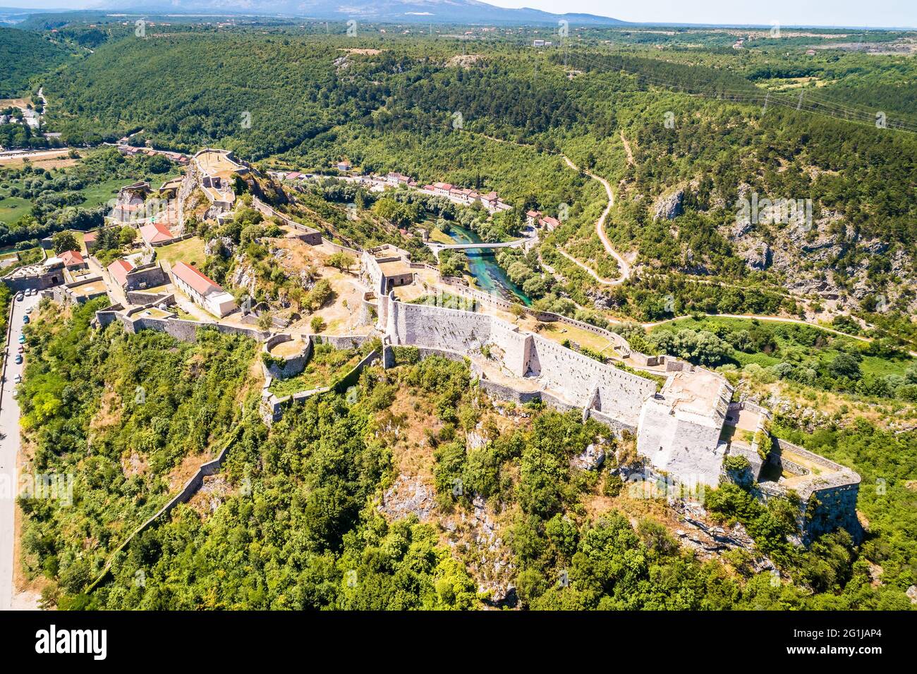 Knin Festung auf dem Felsen Luftbild, zweitgrößte Festung in Kroatien Stockfoto