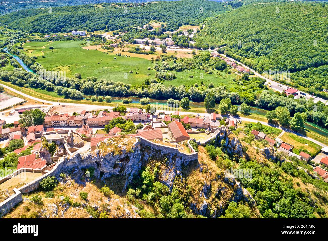 Festung Knin auf dem Felsen und Krka Fluss Luftbild, zweitgrößte Festung in Kroatien Stockfoto