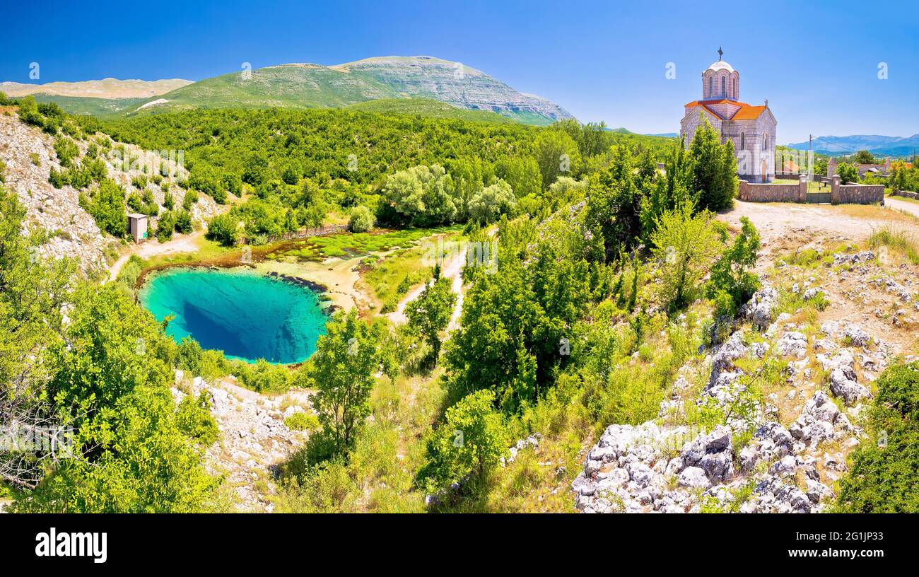 Cetina Quelle Wasserloch und orthodoxe Kirche Panoramablick, dalmatinische Zagora Region von Kroatien Stockfoto