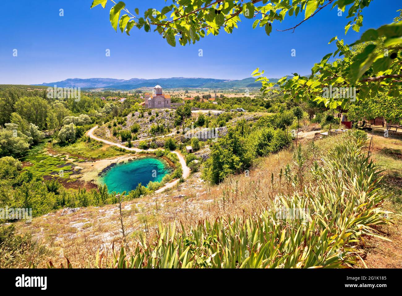 Cetina Quelle Wasserloch und orthodoxe Kirche Ansicht, dalmatinische Zagora Region von Kroatien Stockfoto