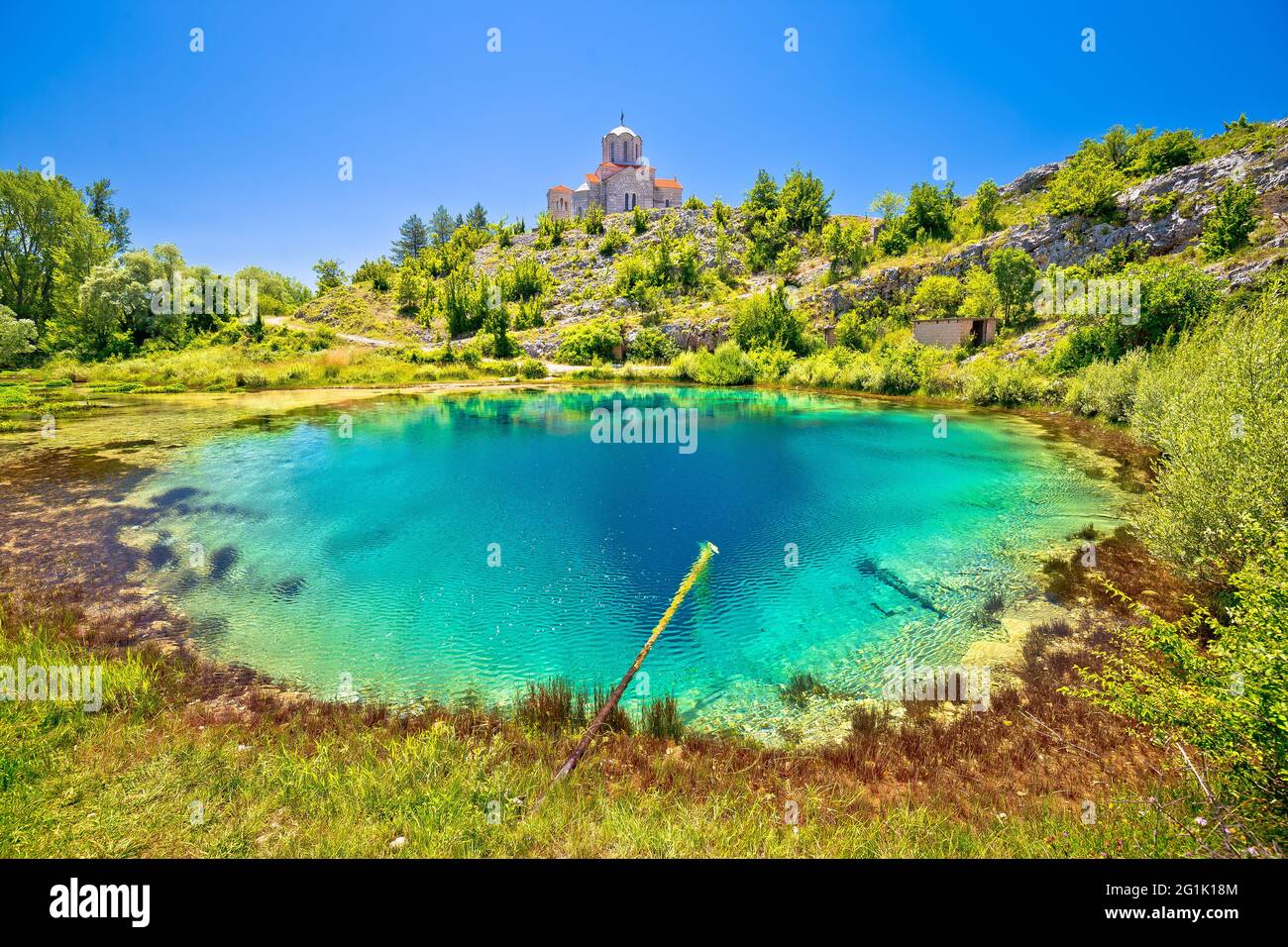 Cetina Quelle Wasserloch und orthodoxe Kirche auf dem Hügel Blick, dalmatinische Zagora Region von Kroatien Stockfoto