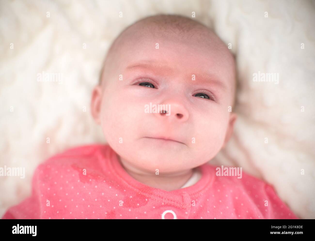 Neugeborene mit einem sehr traurigen Gesicht beginnen zu weinen Stockfoto