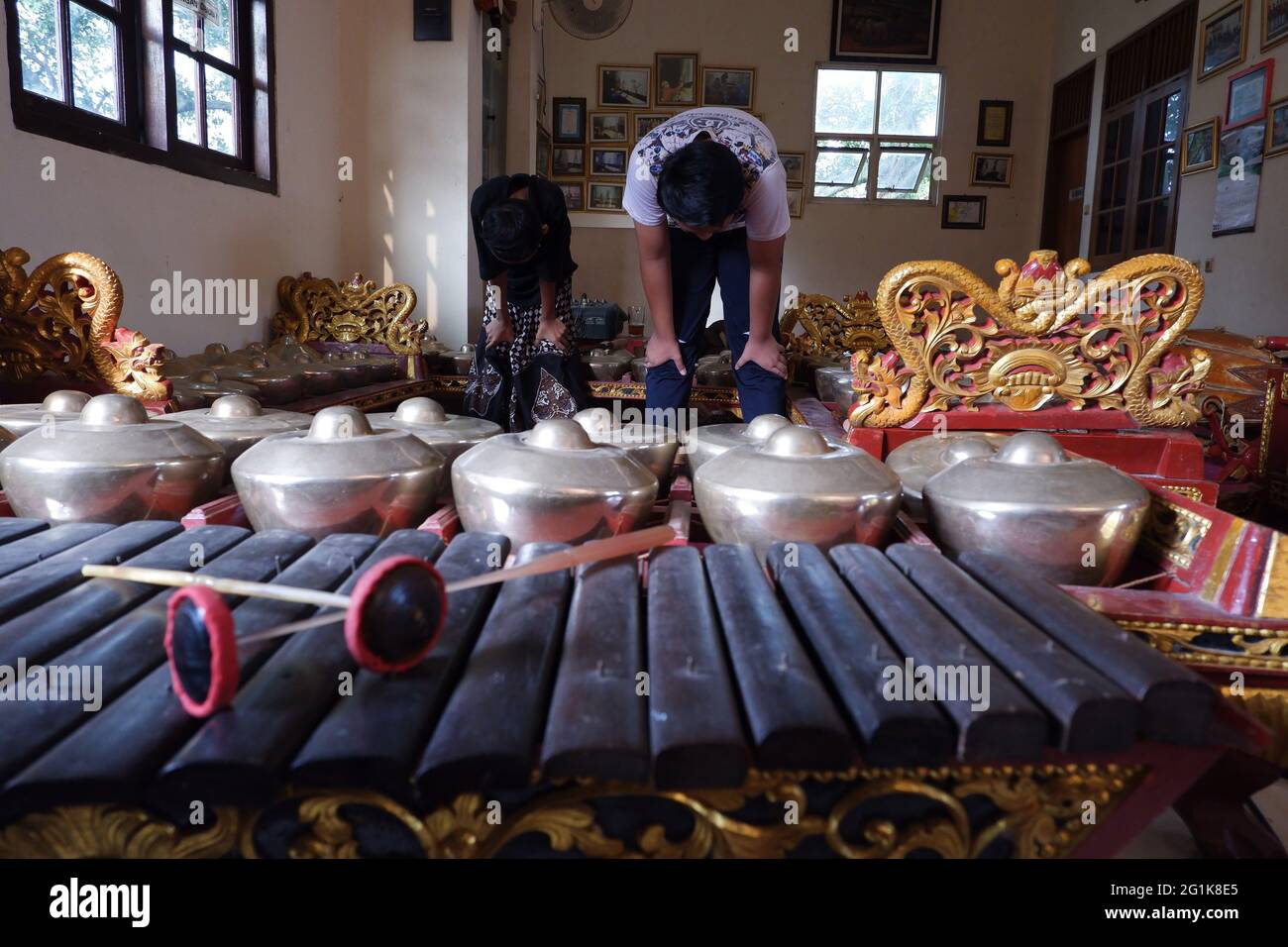 6/6/2021) zwei Jungen führen das ASR-Gebet vor dem Training als  Puppenspieler im Nirmalasari Studio, cinere, Depok, West Java, Indonesien,  durch. Das Nirmalasari Art Studio, das am 1. Juni 1987 gegründet wurde,  wurde