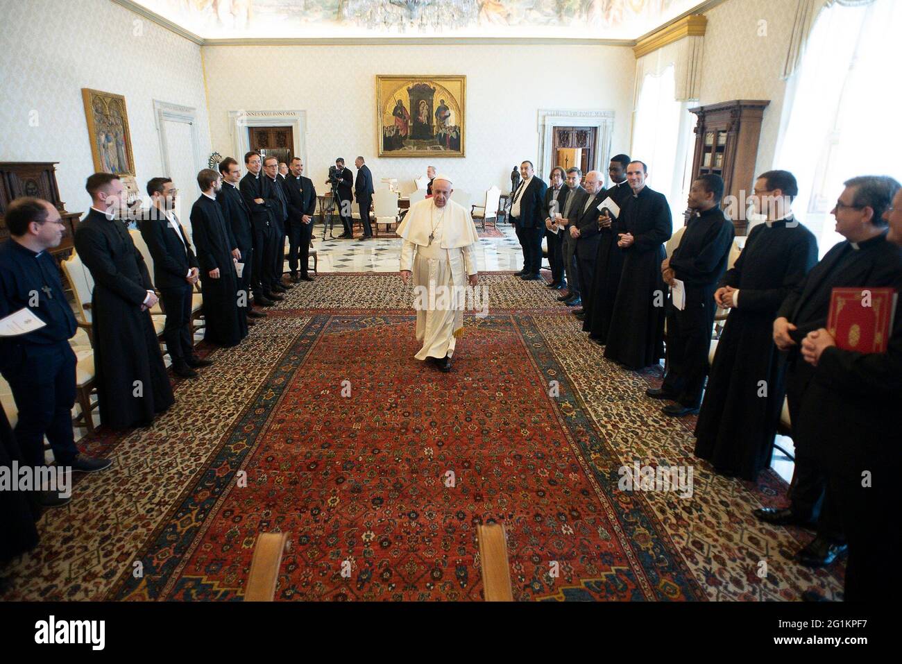 Rom, Italien. Juni 2021. 7. Juni 2021 : Papst Franziskus empfing im Vatikan die Priester des Internat San Luigi dei Francesi in Rom. Quelle: Unabhängige Fotoagentur/Alamy Live News Stockfoto