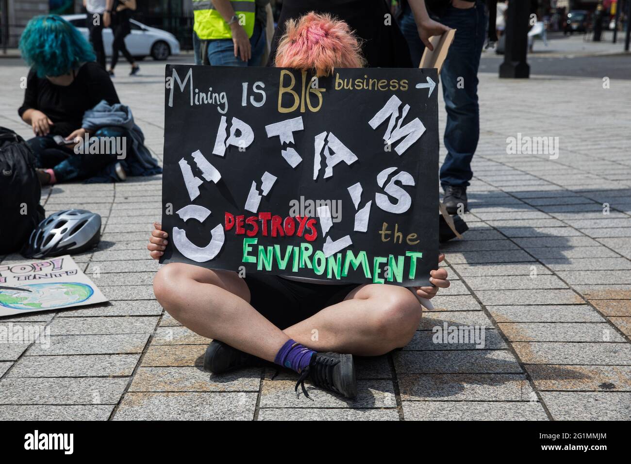London, Großbritannien. Juni 2021. Umweltaktivisten von Earth Strike UK protestieren auf dem Trafalgar Square gegen den anglo-australischen multinationalen Metall- und Bergbaukonzern Rio Tinto. Rio Tinto produziert Aluminium, Eisenerz, Kupfer, Uran, Kohle, Titan und Diamanten und ist seit vielen Jahren von Aktivisten mit einer Reihe von negativen Auswirkungen auf Umwelt und Menschenrechte auf der ganzen Welt verbunden. Kredit: Mark Kerrison/Alamy Live Nachrichten Stockfoto
