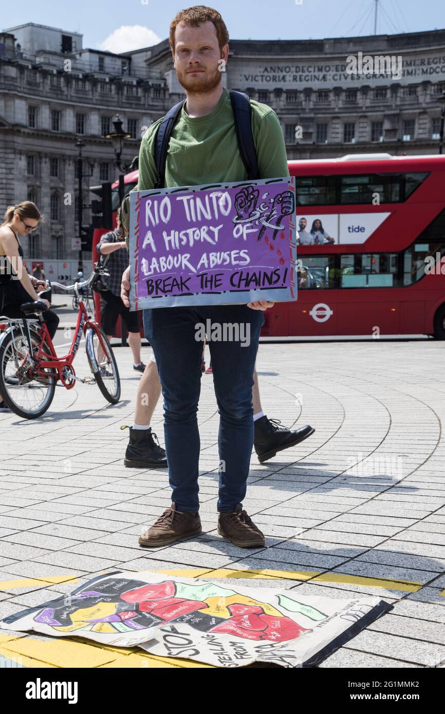 London, Großbritannien. Juni 2021. Ein Umweltaktivist von Earth Strike UK protestiert auf dem Trafalgar Square gegen den anglo-australischen multinationalen Metall- und Bergbaukonzern Rio Tinto. Rio Tinto produziert Aluminium, Eisenerz, Kupfer, Uran, Kohle, Titan und Diamanten und ist seit vielen Jahren von Aktivisten mit einer Reihe von negativen Auswirkungen auf Umwelt und Menschenrechte auf der ganzen Welt verbunden. Kredit: Mark Kerrison/Alamy Live Nachrichten Stockfoto