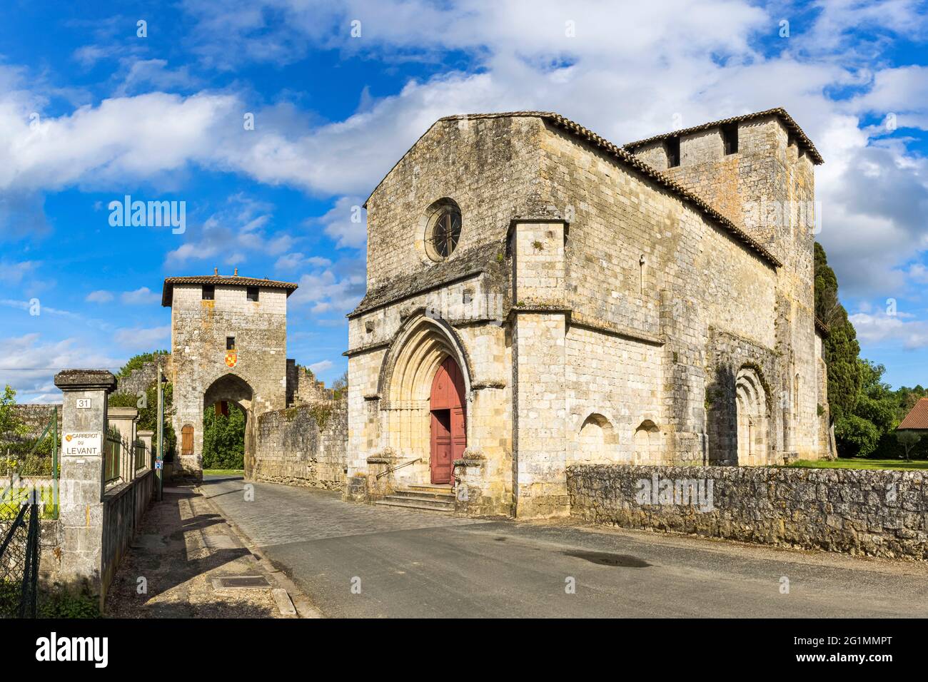 Frankreich, Lot et Garonne, Vianne, die Kirche und eine Tür der ummauerten Stadt Stockfoto