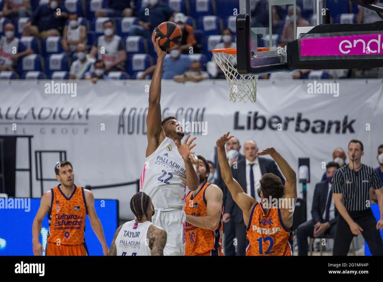 Edy Tavares (Mitte weiß) beim Sieg von Real Madrid über den ValenciaBasket Club (81 - 70) in der Liga Endesa Halbfinalserie (Spiel 1), die in Madrid (Spanien) im Wizink Center gefeiert wurde. Juni 2021. (Foto von Juan Carlos García Mate / Pacific Press/Sipa USA) Stockfoto