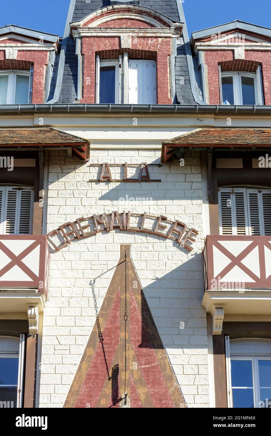 Frankreich, Calvados, Cote Fleurie, Pays d'Auge, Cabourg, Fassade eines Fachwerkhauses und Restaurant Schild A La Cremaillere in der Rue de la Mer Stockfoto