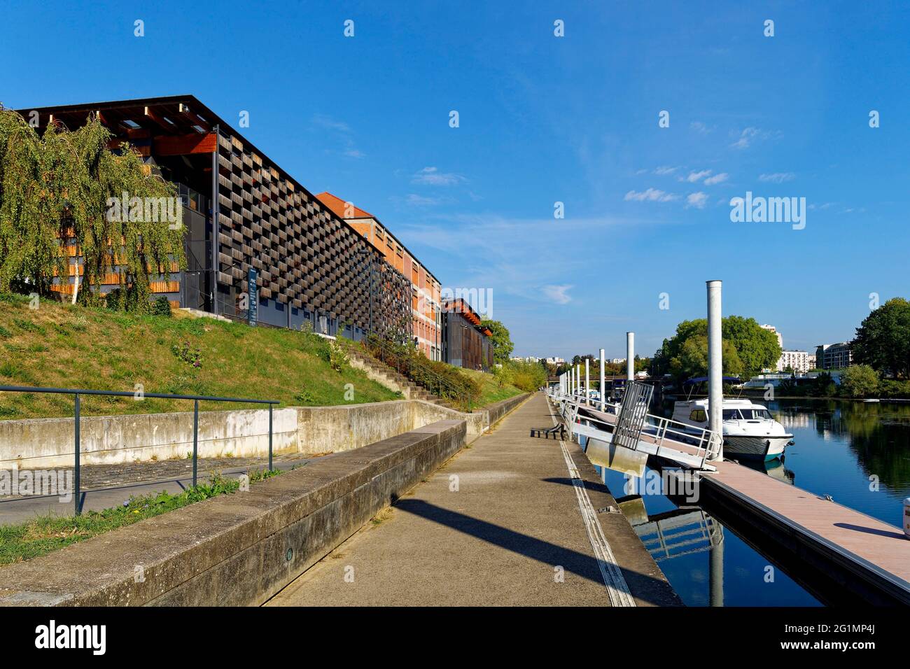 Frankreich, Doubs, Besancon, Avenue Gaulard, die Stadt der Künste des japanischen Architekten Kengo Kuma und Doubs River Port Stockfoto