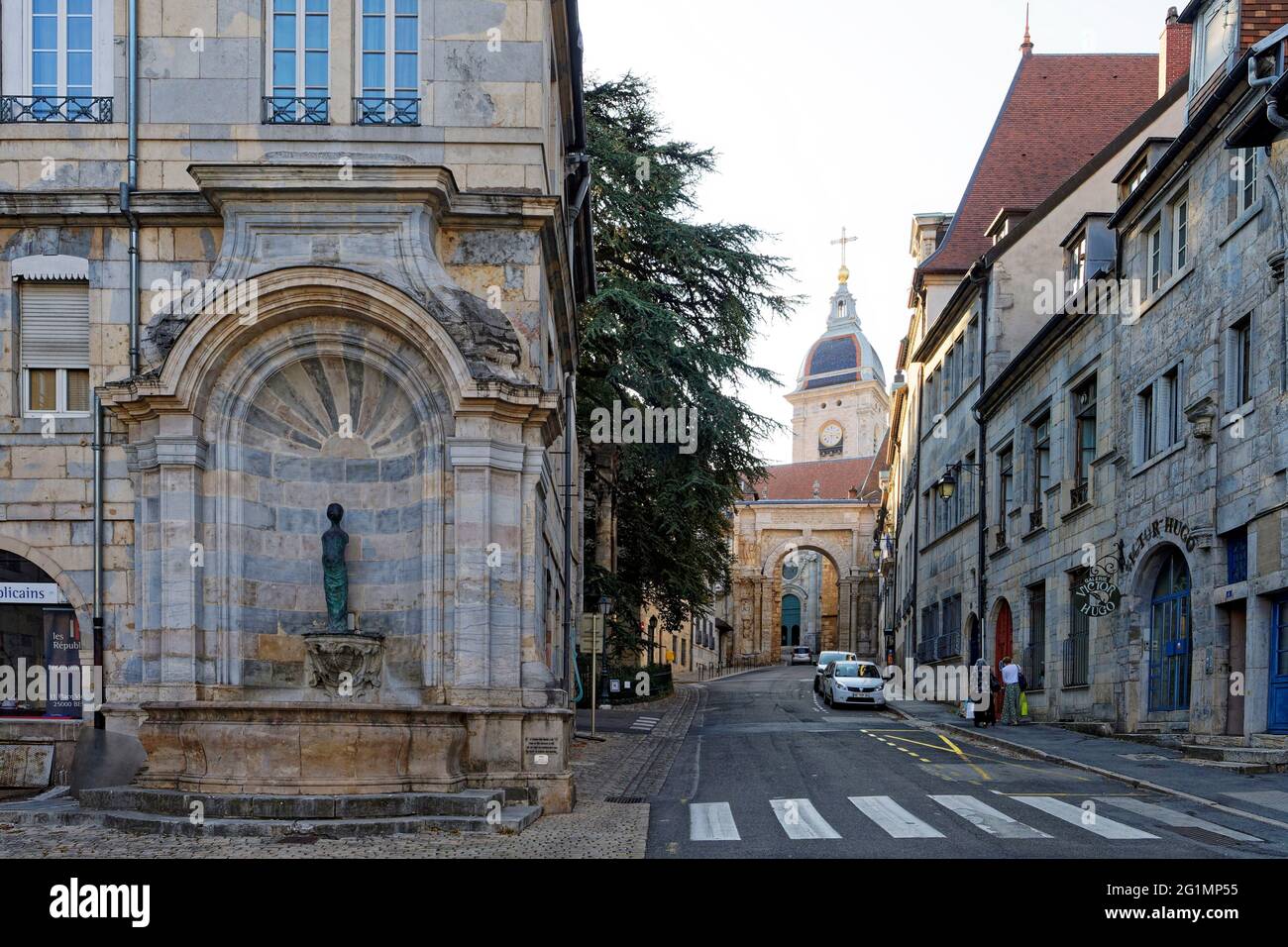 Frankreich, Doubs, Besancon, historisches Zentrum, Saint Quentin Brunnen, Porte Noire (schwarzes Tor), Triumphbogen aus dem 2. Jahrhundert und St. John Cathedral Stockfoto