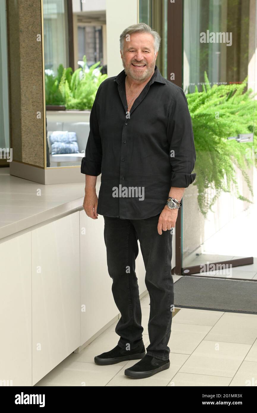 Rom, Italien. Juni 2021. Christian De Sica nimmt an den Filmaufnahmen der Comedians im Meridien Visconti Palace in Rom Teil. (Foto: Mario Cartelli/SOPA Images/Sipa USA) Quelle: SIPA USA/Alamy Live News Stockfoto