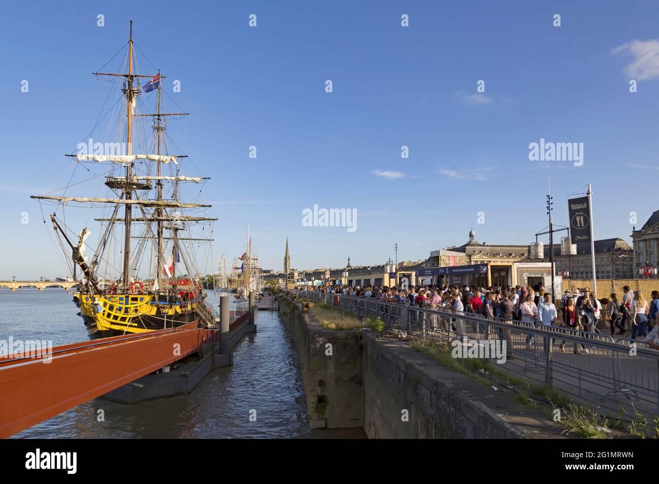 Frankreich, Gironde, Bordeaux, als Welterbe klassifiziertes Gebiet, Bordeaux fte le fleuve, Zusammenkunft von Segelbooten am Ufer der Garonne, die Etoile du Roy, dreimastiges Quadrat 46 m, Nachbildung inspiriert von einer britischen Fregatte aus dem 18. Jahrhundert, sechste Reihe mit 20 Gewehren Stockfoto