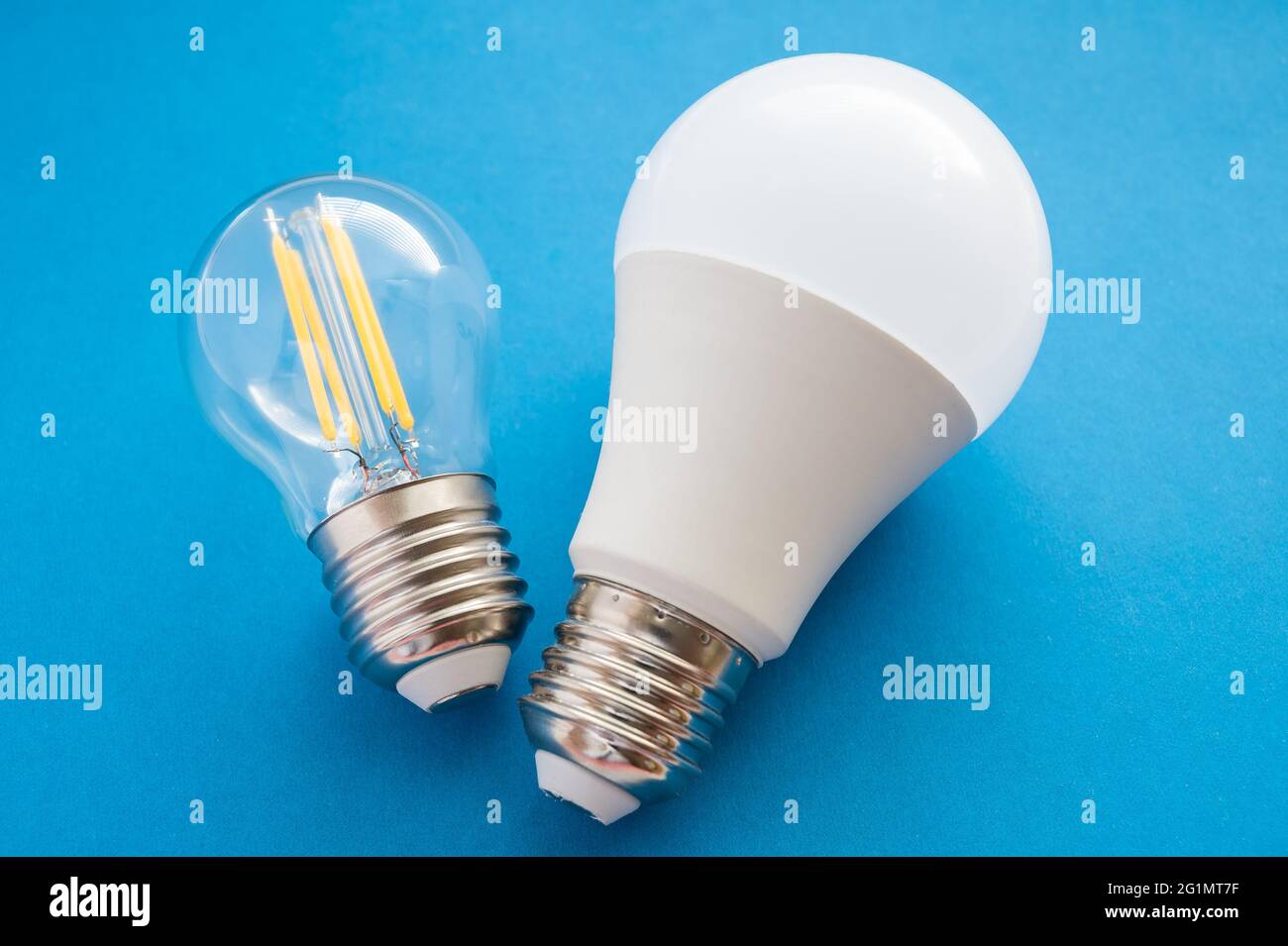 Zwei LED-Lampen auf dem blauen Hintergrund. Selektiver Fokus. Stockfoto