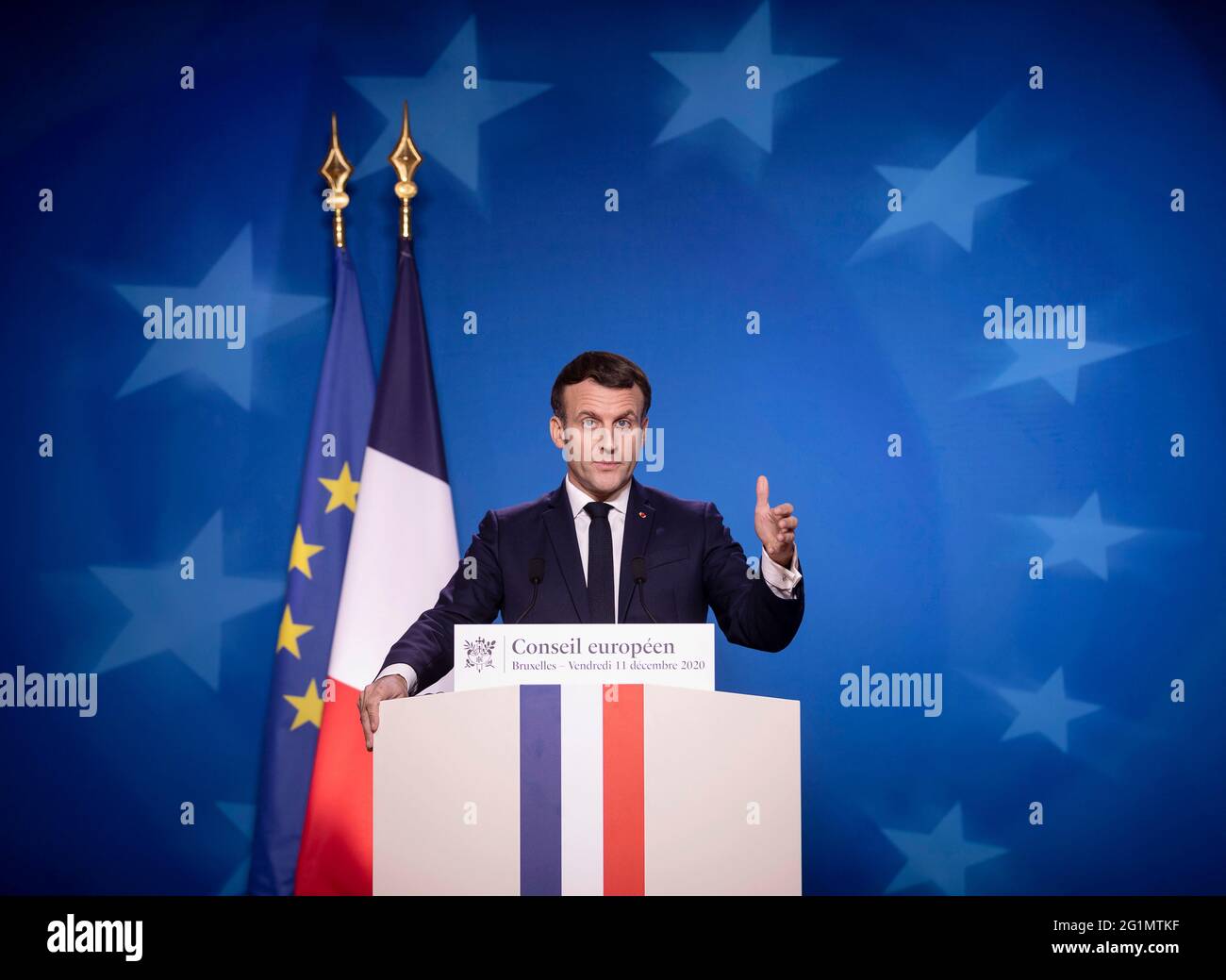 Belgien, Brüssel: Der französische Präsident Emmanuel Macron nimmt an einer Sitzung des Europäischen Rates am 11. Dezember 2020 Teil, bei der er möglicherweise infiziert worden wäre Stockfoto