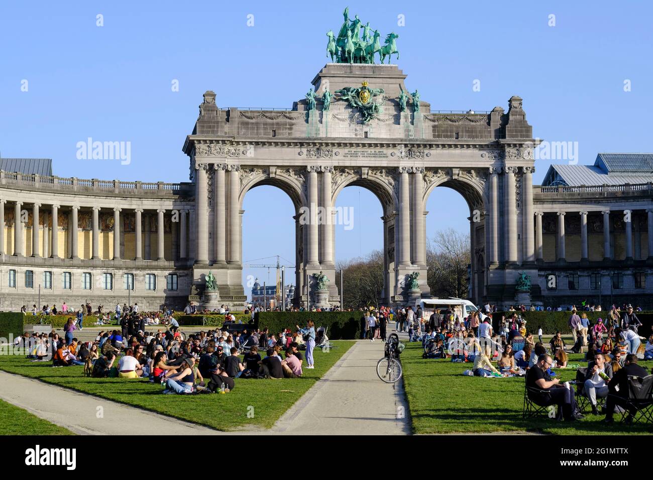 Belgien, Brüssel, 24. Februar 2021: Atmosphäre auf den Rasenflächen des „Parc du Cinquantenaire“ oder Jubelpark an einem sonnigen Tag, Frühlingswetter im Winter du Stockfoto