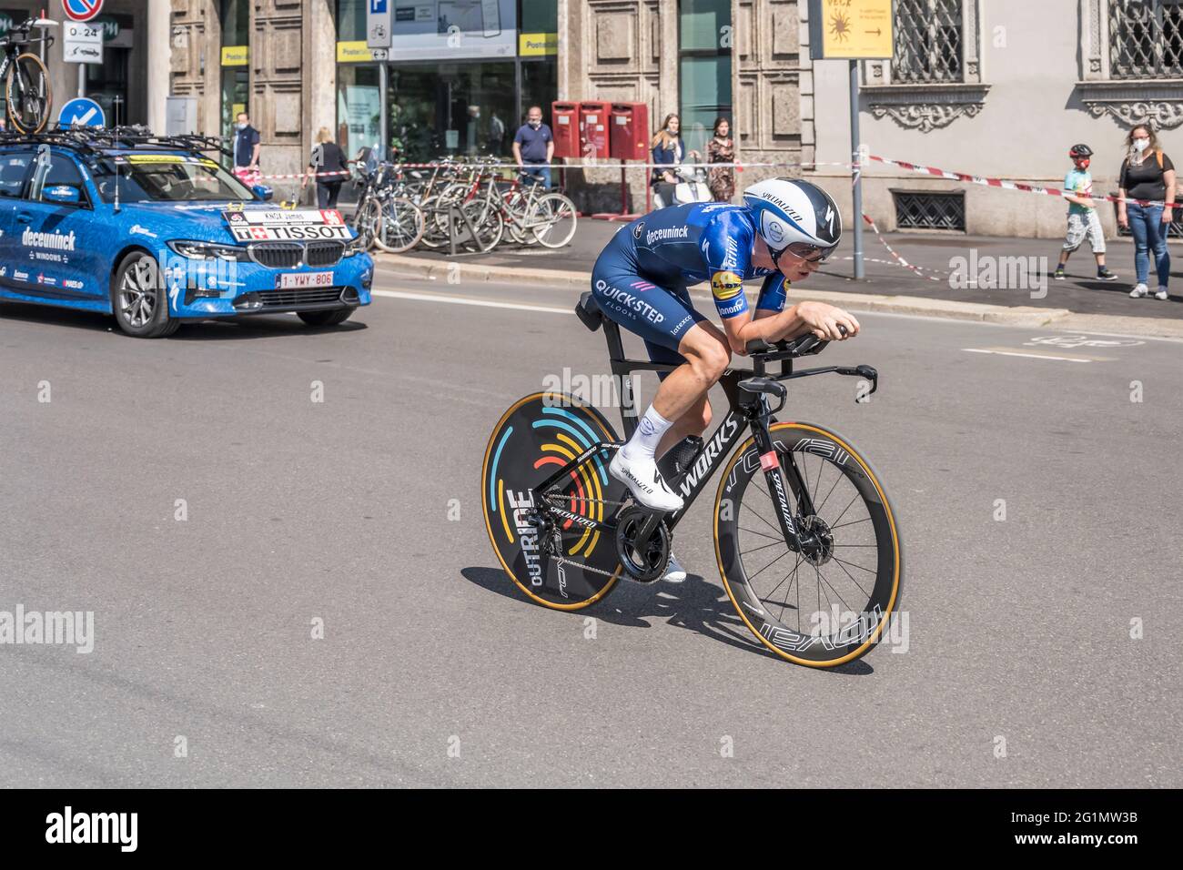 MAILAND, ITALIEN - MAI 30: Letzte Etappe des Giro 2021, James Knox-Konkurrent und Quick-Step Team folgen dem Auto mit hoher Geschwindigkeit während des Einzelzeitfahrens Stockfoto