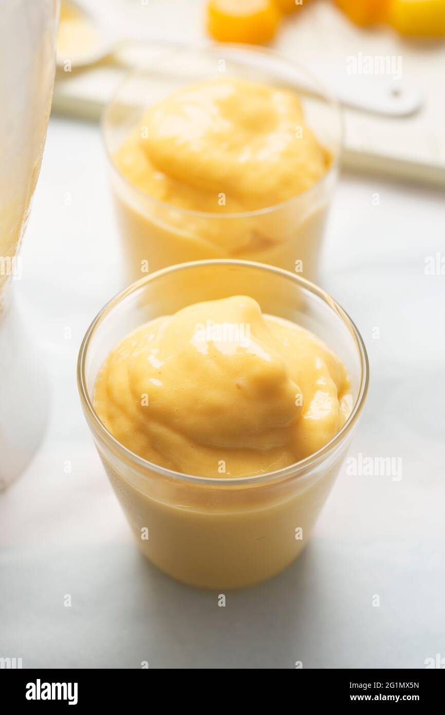 Mango Smoothie lassie im Glas Stockfoto