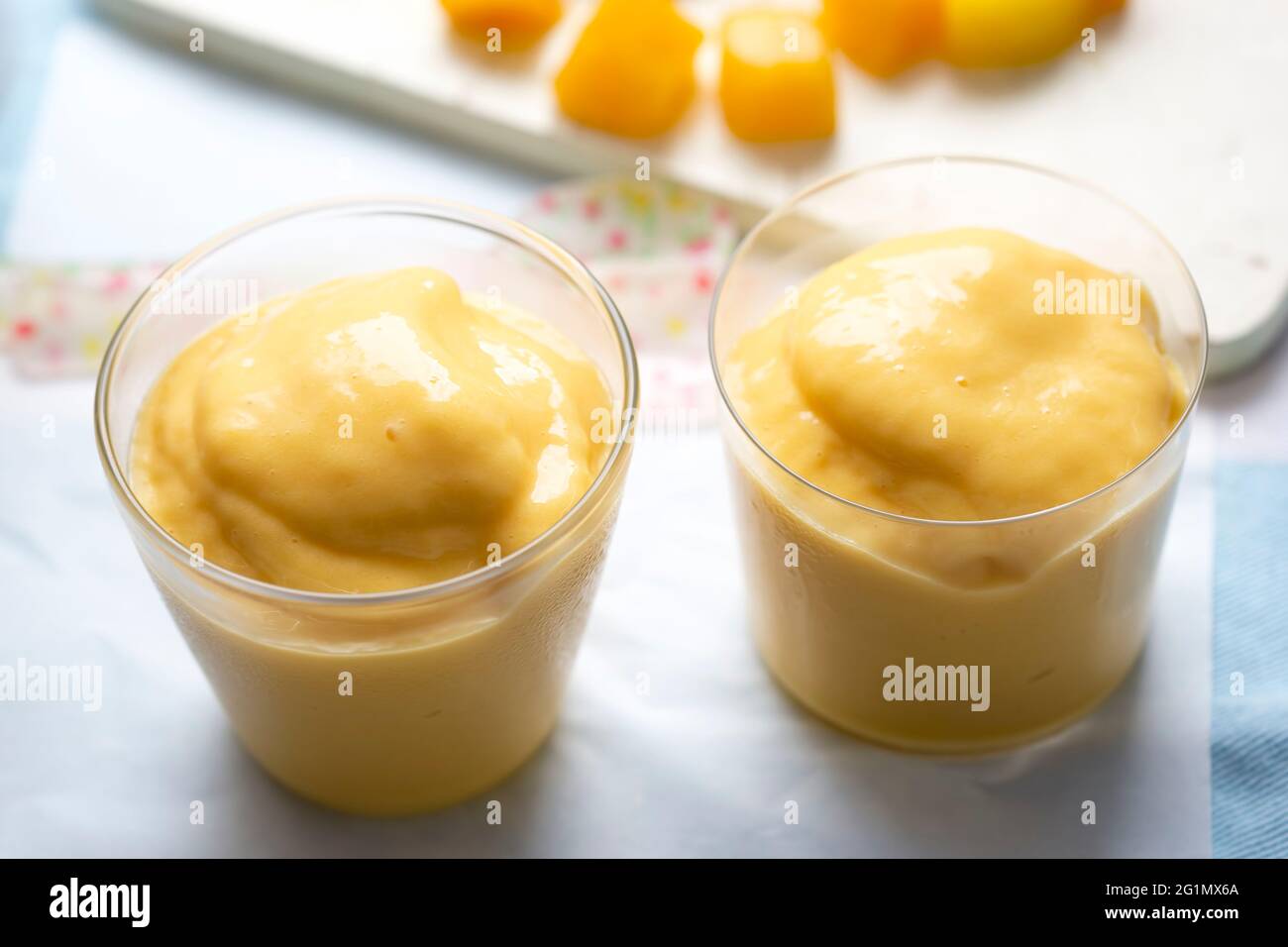 Mango Smoothie lassie im Glas Stockfoto