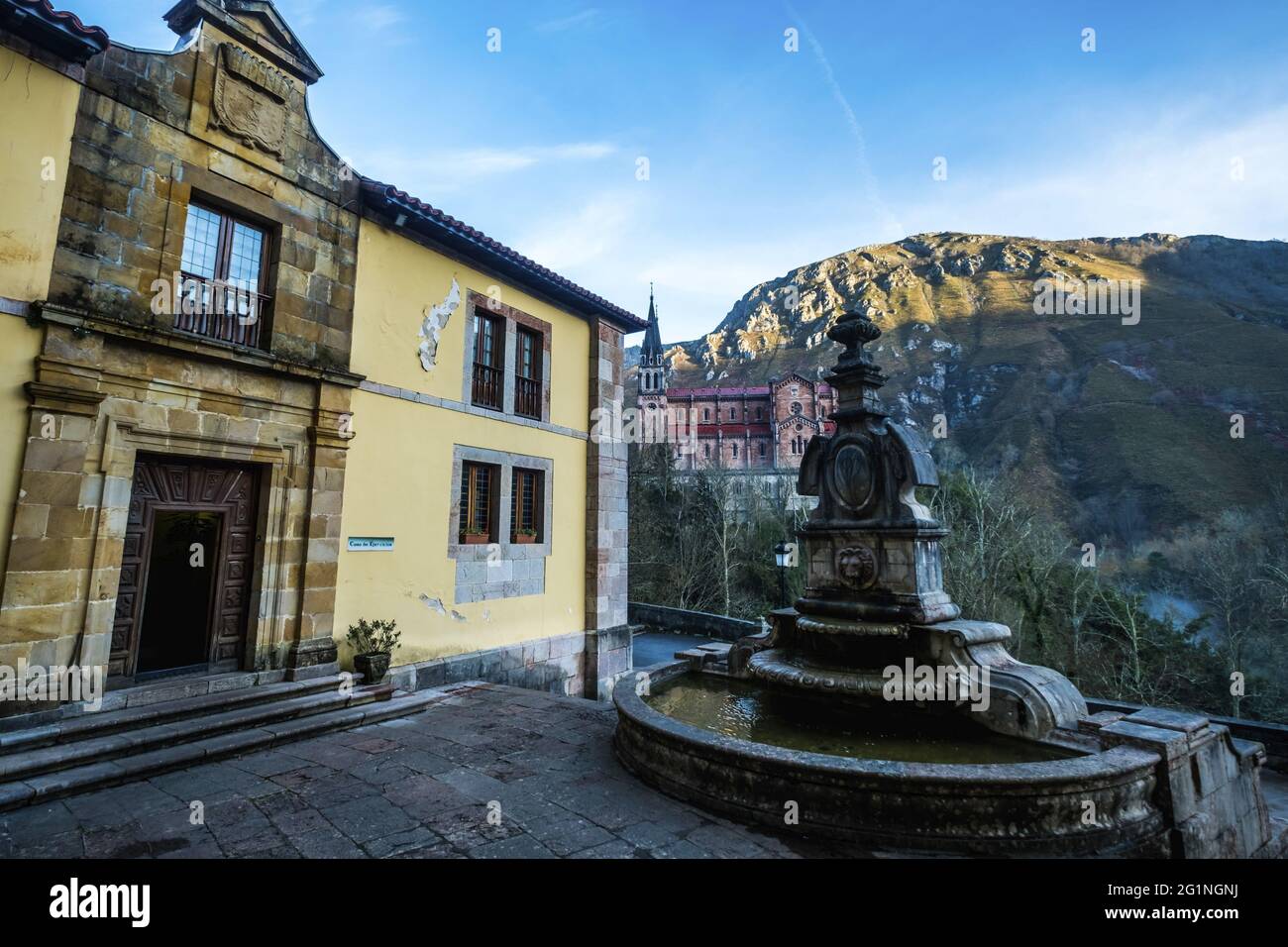 Spanien, Asturien, Picos de Europa, Cangas de Onis, Covadonga, Am Fuße des Monte Auseva, rosa Kalksteinbasilika, aus dem 19. Jahrhundert Stockfoto