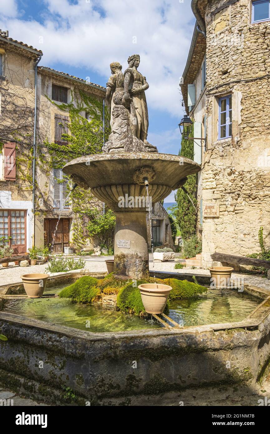 Frankreich, Vaucluse, regionaler Naturpark Luberon, Saignon, am Bellevue-Felsen liegenes Dorf, Brunnen auf dem Hauptplatz des Bildhauers Joseph Noel Elzear Sollier Stockfoto