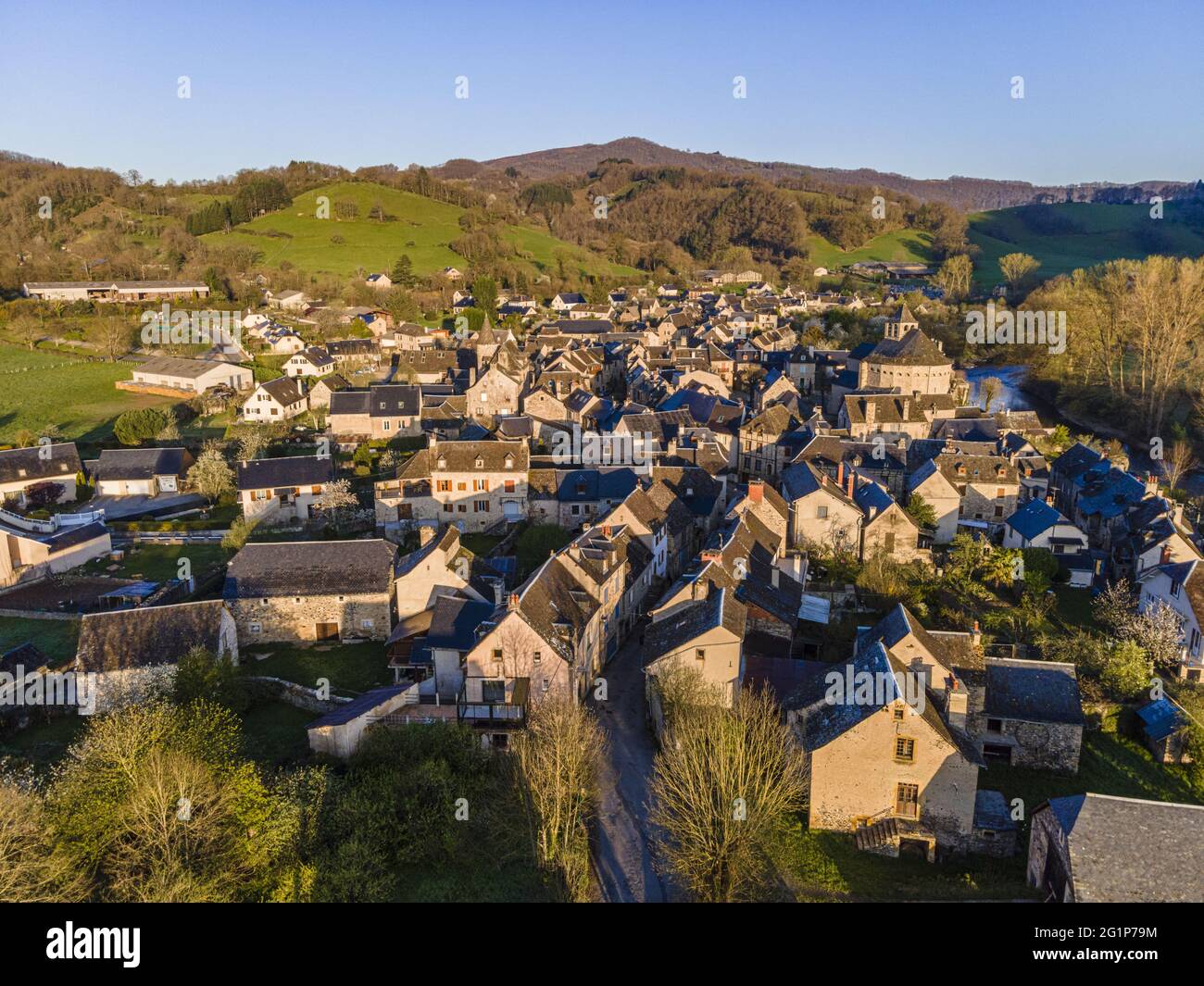 Frankreich, Aveyron, Sainte Eulalie d'Olt, beschriftet mit Les Plus Beaux Villages de France (die schönsten Dörfer Frankreichs), Halt am El Camion de Santiago, dem Fluss Lot, Lot-Tal (Luftaufnahme) Stockfoto