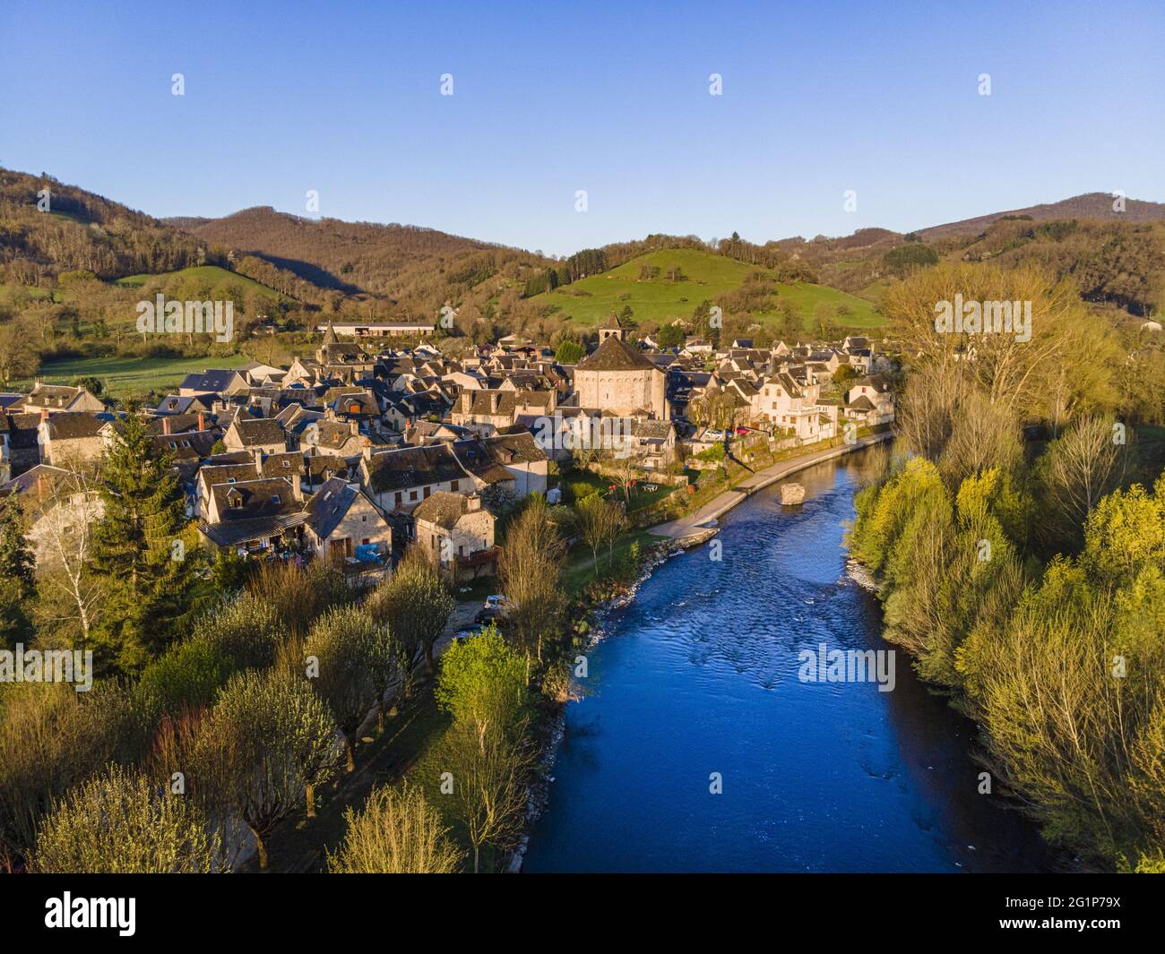 Frankreich, Aveyron, Sainte Eulalie d'Olt, beschriftet mit Les Plus Beaux Villages de France (die schönsten Dörfer Frankreichs), Halt am El Camion de Santiago, dem Fluss Lot, Lot-Tal (Luftaufnahme) Stockfoto