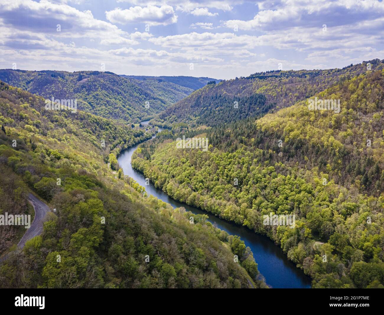 Frankreich, Correze, Tal der Dordogne, Servieres le Chateau, in der Nähe des Boulderg von Chastang (Luftaufnahme) Stockfoto