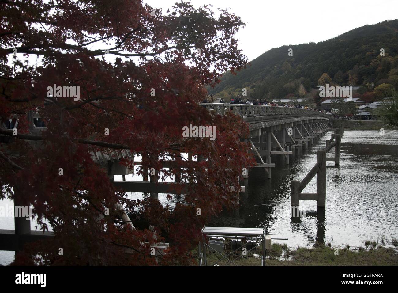 KYOTO, JAPAN - Dec 11, 2019: Kyoto, Japan-26 Nov, 2019: Togetsu-kyo Brücke über Katsuragawa Fluss mit buntem Waldberg Hintergrund in Arashiy Stockfoto