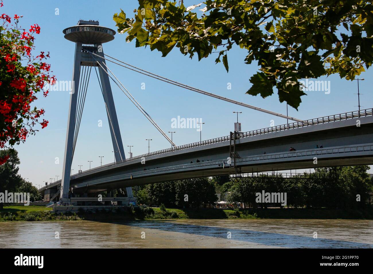 Slowakische Nationalaufstandsbrücke und Aussichtsturm über der Donau in der Stadt Bratislava in der Slowakei. Stockfoto