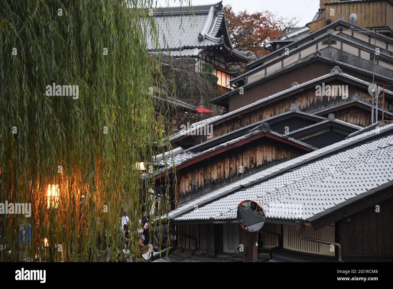 KYOTO, JAPAN - 10. Dez 2019: Kyoto, Japan - 24. Nov 2019: Blick auf die Sanneizaka Straße in Kyoto. Stockfoto