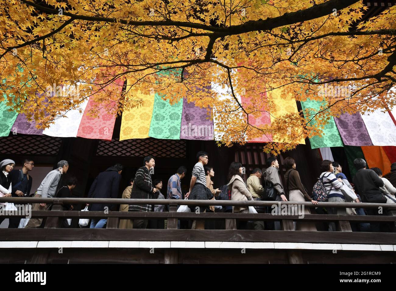 KYOTO, JAPAN - 10. Dez 2019: Kyoto, Japan - 24. Nov 2019: Menschen besuchen die Gärten von Eikando Zenrinji in Kyoto, Japan. Der Jodo-Buddhismus-Tempel geht zurück auf Stockfoto