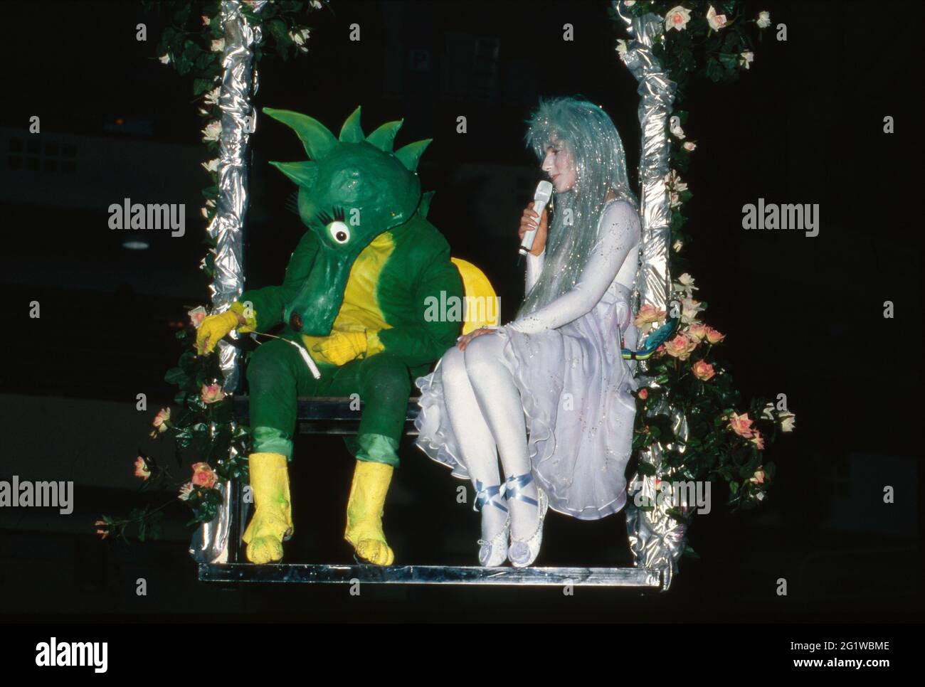 Tabaluga und Sängerin Alexis als Lilli auf der Schaukel bei der Premiere  vom Musical 'Tabaluga und Lilli' in Frankfurt, Deutschland 1994  Stockfotografie - Alamy