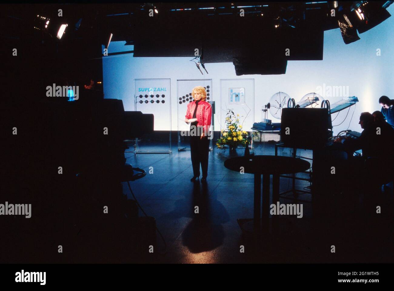 Karin Tietze Ludwig, deutsche Lottofee, im Fernsehstudio, Deutschland 1992. Stockfoto