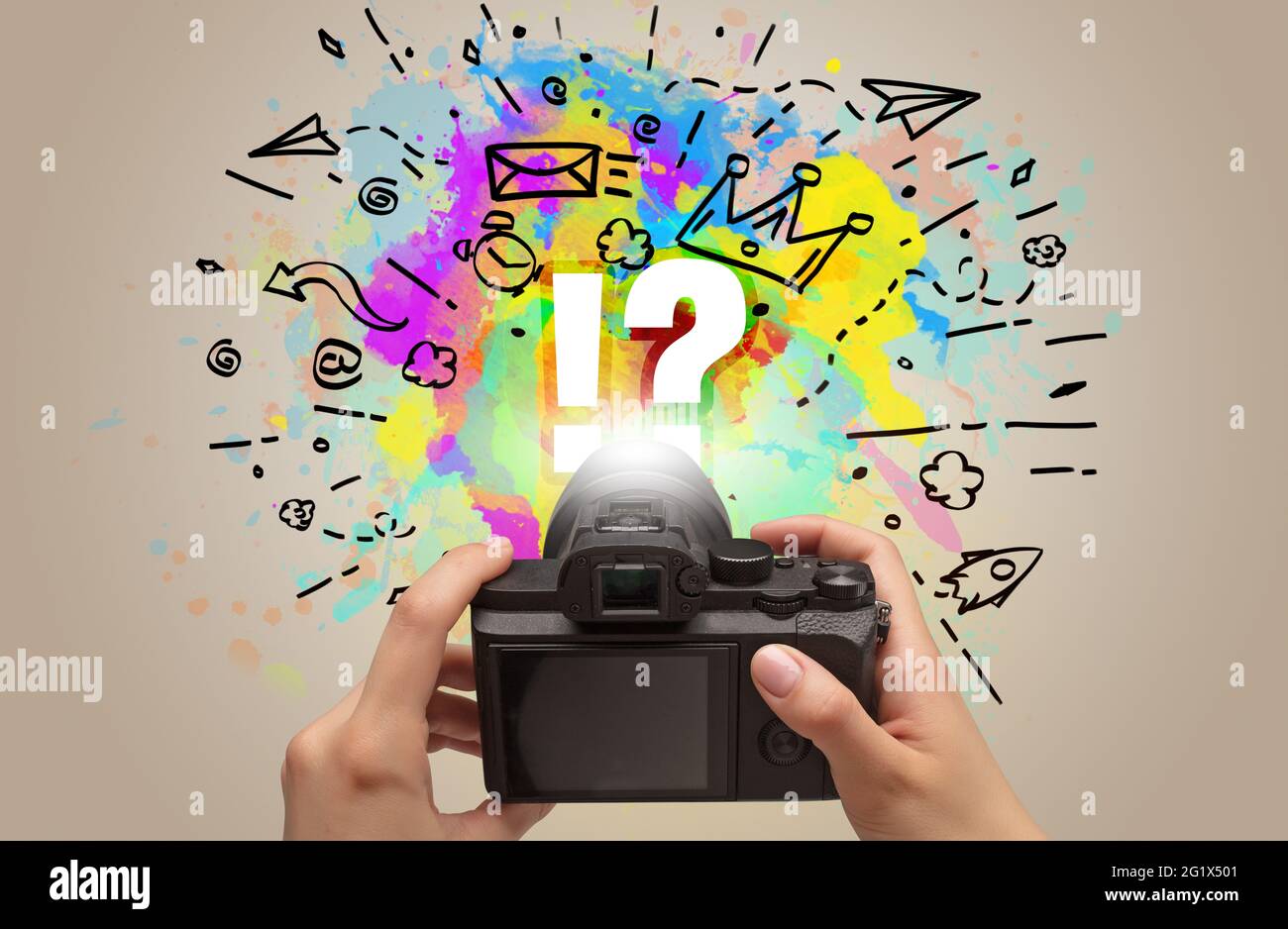 Nahaufnahme einer Digitalkamera mit Handgriff und abstrakter Zeichnung Konzept Stockfoto