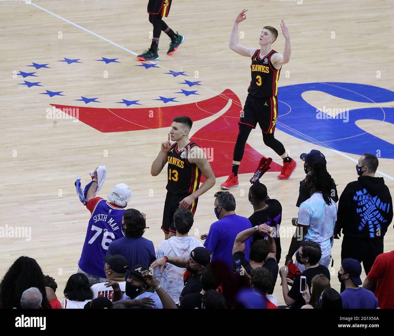 Philadelphia, USA. Juni 2021. Der Atlanta Hawks-Wächter Bogan Bogdanovic (links) sagt der Menge, ruhig zu sein, als er auf einen Dreier-Zeiger trifft, während Teamkollege Kevin Huerter (rechts) die drei signalisiert, während die Fans der Philadelphia 76ers in der letzten Minute eines 128-124-Hawks-Sieges in Spiel eins der zweiten NBA-Runde Eastern auf sie schauen Konferenz Playoff-Basketballspiel am Sonntag, 6. Juni 2021, in Philadelphia. (Foto von Curtis Compton/Atlanta Journal-Constitution/TNS/Sipa USA) Quelle: SIPA USA/Alamy Live News Stockfoto
