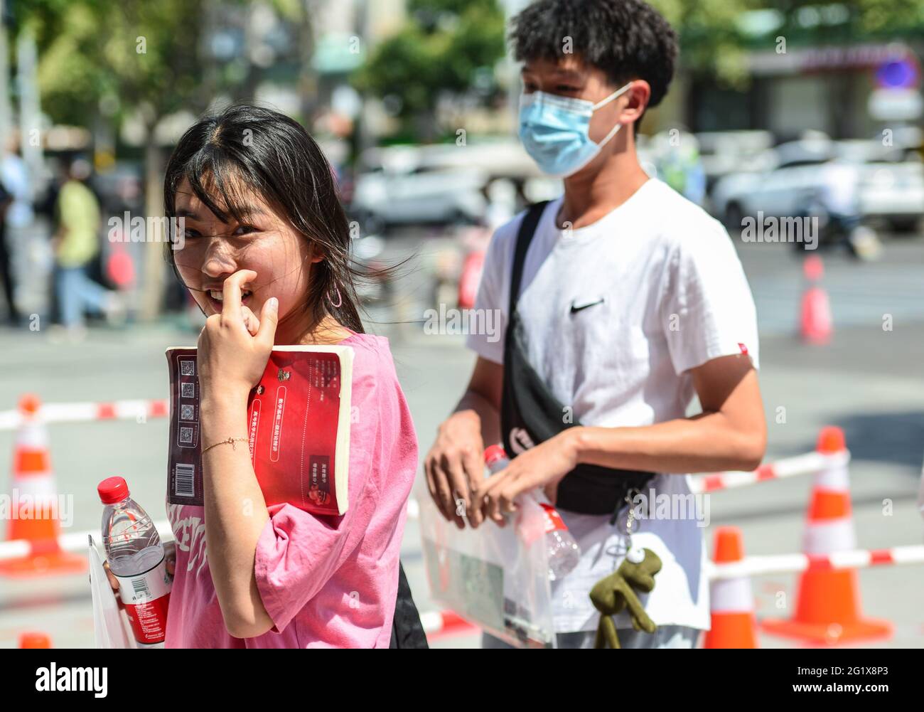 Stadt Fuyang, China. Juni 2021. Schüler, die in den Prüfungsraum gehen, um an der Mathematikprüfung im Prüfungszentrum der Fuyang Mittelschule Nr. 2 teilzunehmen. Die Aufnahmeprüfung für die chinesische Hochschule begann 2021. In diesem Jahr haben sich 10.78 Millionen Menschen für die Aufnahmeprüfung der nationalen Hochschule angemeldet, ein Rekordhoch. (Foto von Sheldon†Cooper†/ SOPA Images/Sipa USA) Quelle: SIPA USA/Alamy Live News Stockfoto