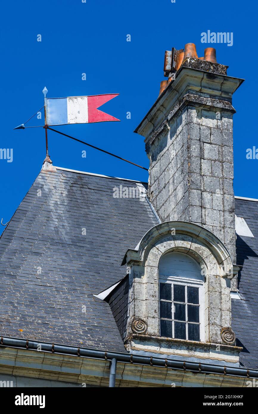 Französisches „tricolor“-Metallweathervane auf dem Dach von Mairie (Rathaus) von Beaulieu-lès-Loches, Indre-et-Loire (37), Frankreich. Stockfoto