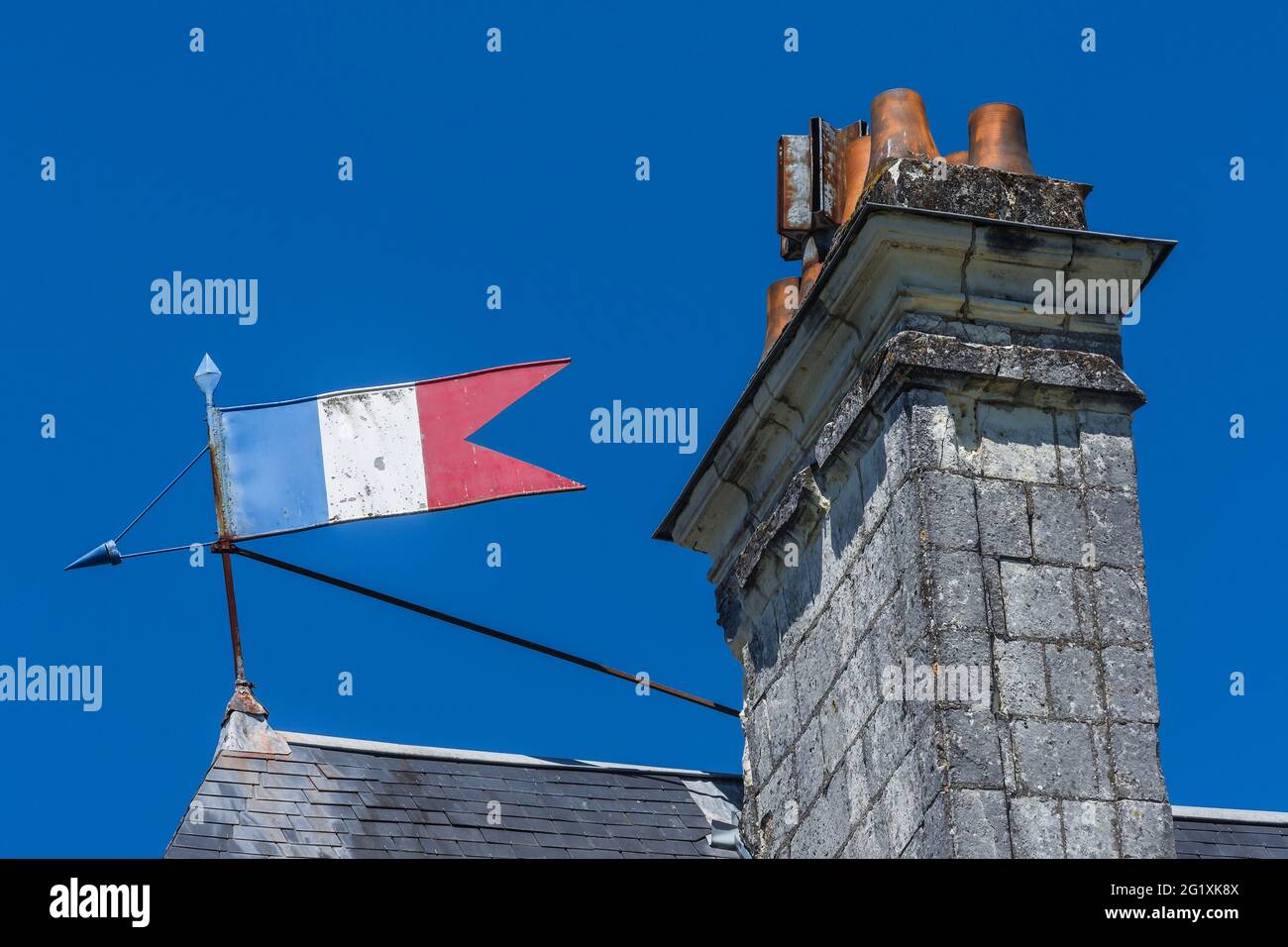 Französisches „tricolor“-Metallweathervane auf dem Dach von Mairie (Rathaus) von Beaulieu-lès-Loches, Indre-et-Loire (37), Frankreich. Stockfoto