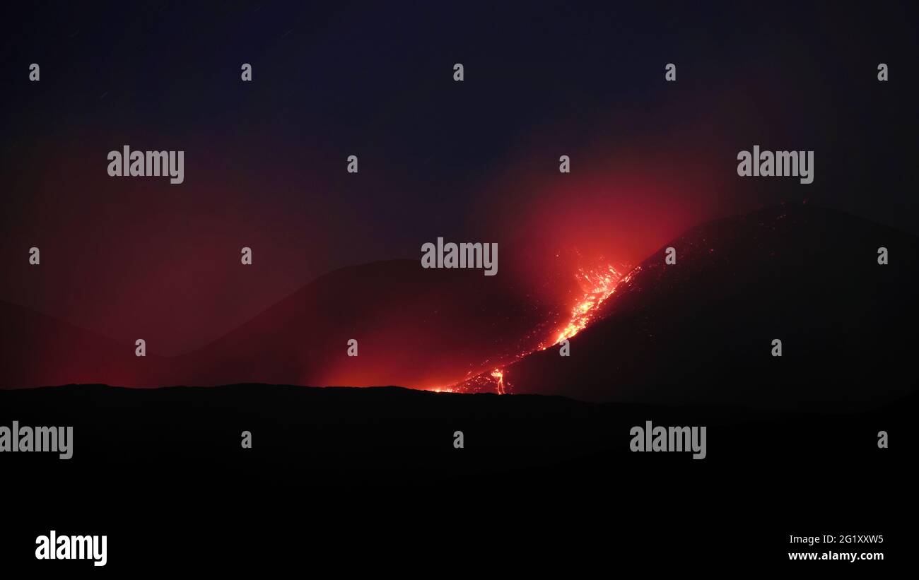 Lavastrom des Vulkans Ätna aktiv in Sizilien Ausbruch aus Gipfelkrater von Südosten in der Nacht Stockfoto