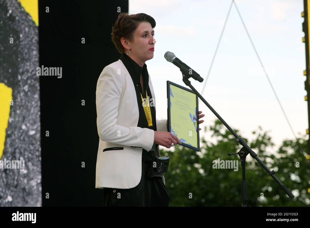 KIEW, UKRAINE - 5. JUNI 2021 - die Regisseurin des Batik’s Room Kurzfilms Maria Khalpakhchi (Ukraine) ist während der Preisverleihung des auf der Bühne zu sehen Stockfoto